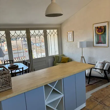 Ferienhaus Spacious 5-Bedroom House In Town Center With Ac, Sleeps 8-10