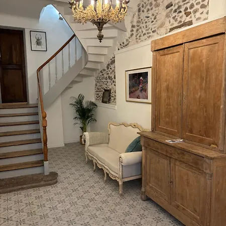 Spacious 5-Bedroom House In Town Center With Ac, Sleeps 8-10 Ferienhaus