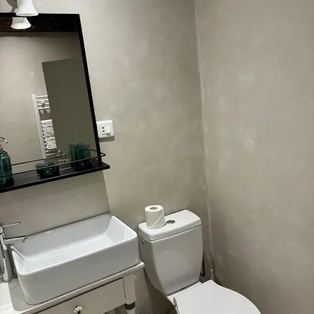 Spacious 5-Bedroom House In Town Center With Ac, Sleeps 8-10 *