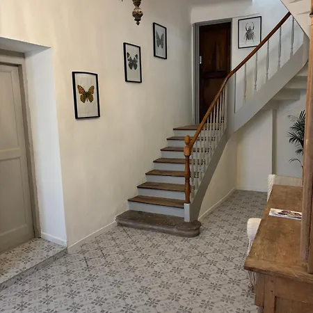 Spacious 5-Bedroom House In Town Center With Ac, Sleeps 8-10 Ferienhaus