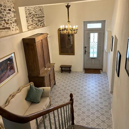 Spacious 5-Bedroom House In Town Center With Ac, Sleeps 8-10 *
