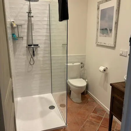 Ferienhaus Spacious 5-Bedroom House In Town Center With Ac, Sleeps 8-10 *