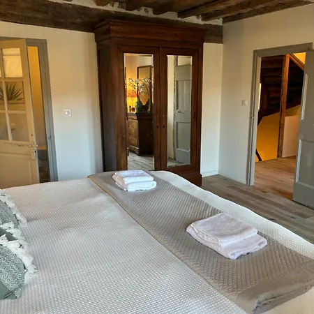 Spacious 5-Bedroom House In Town Center With Ac, Sleeps 8-10