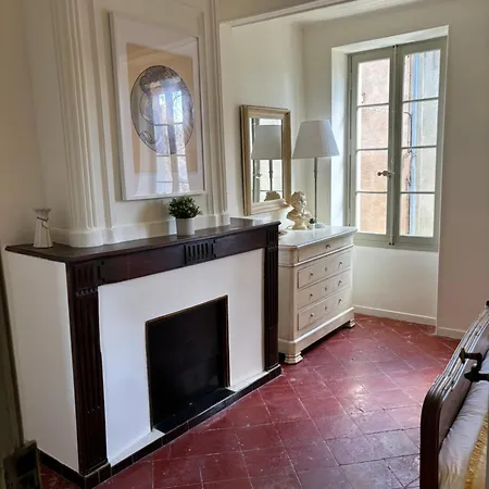 Spacious 5-Bedroom House In Town Center With Ac, Sleeps 8-10 Ferienhaus