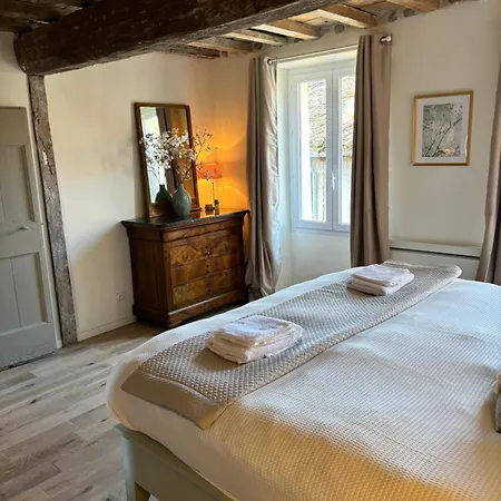 Spacious 5-Bedroom House In Town Center With Ac, Sleeps 8-10 Ferienhaus *